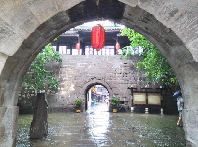 城管局副局长与女教师车内中毒死亡,官方回应